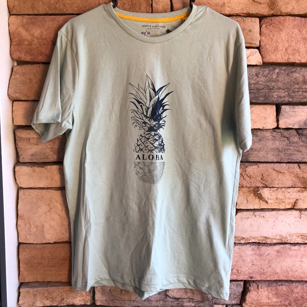 Denim & Flower green Pineapple “Aloha” t-shirt NWT Medium